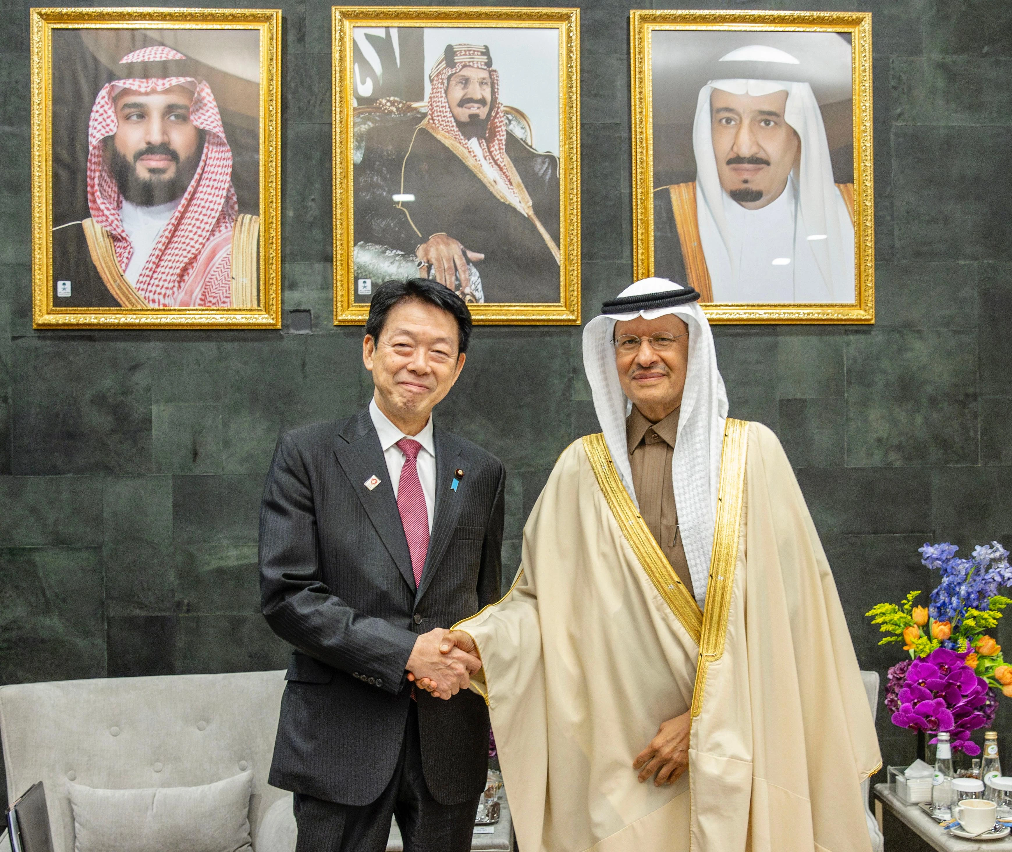 Minister of Energy Discusses Cooperation with Japan’s Minister of Economy, Trade, Industry