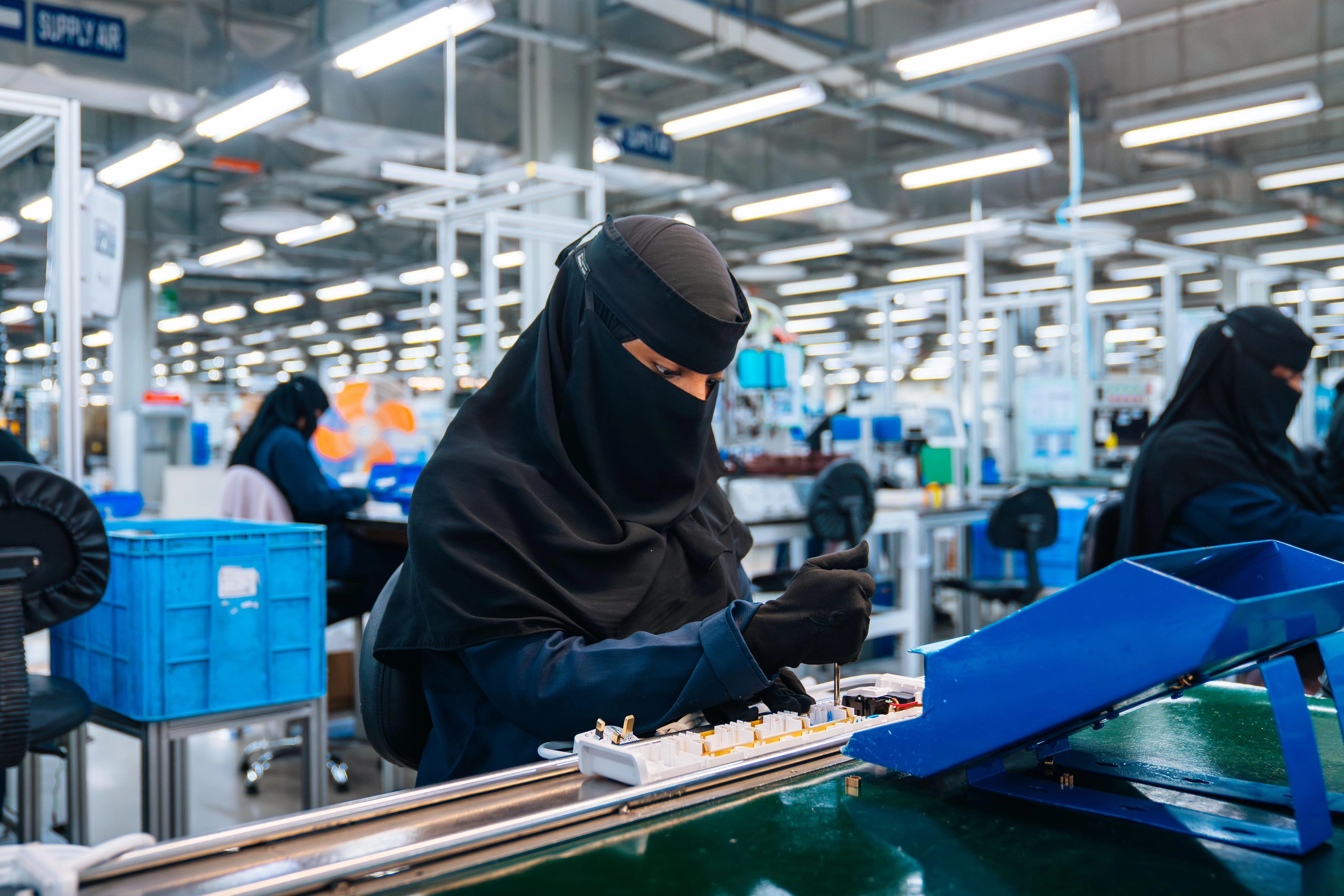 HRH Minister of Energy Tours Several Factories Specialized in Producing Energy Components-4